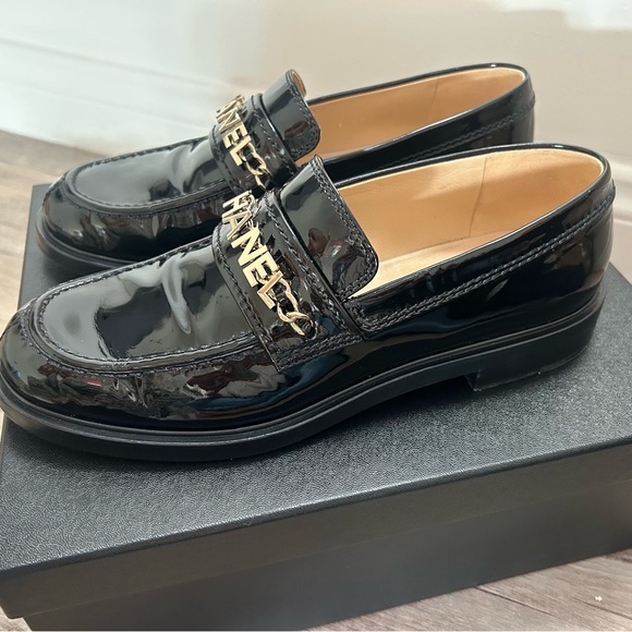 CHANEL Patent Leather Chain Logo Black Loafers – Size 39.5 - Picture 3 of 9